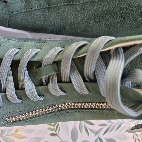 Kenneth Cole Tyler Zip Mid-Top Leather Sneakers - Size 7 - Picture 5 of 9